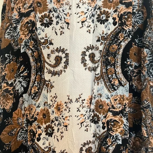 Sleeveless High-Low Floral Paisley Dress in White and Brown - Picture 3 of 7